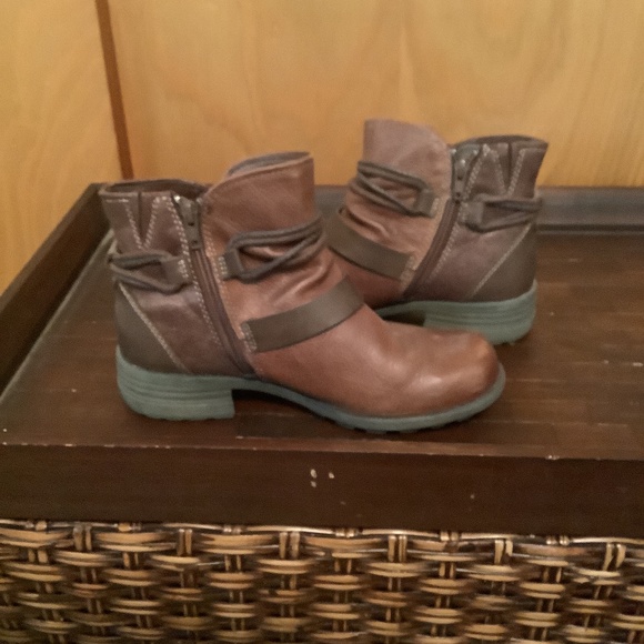 Earth Origins Ankle Boots - Picture 2 of 6